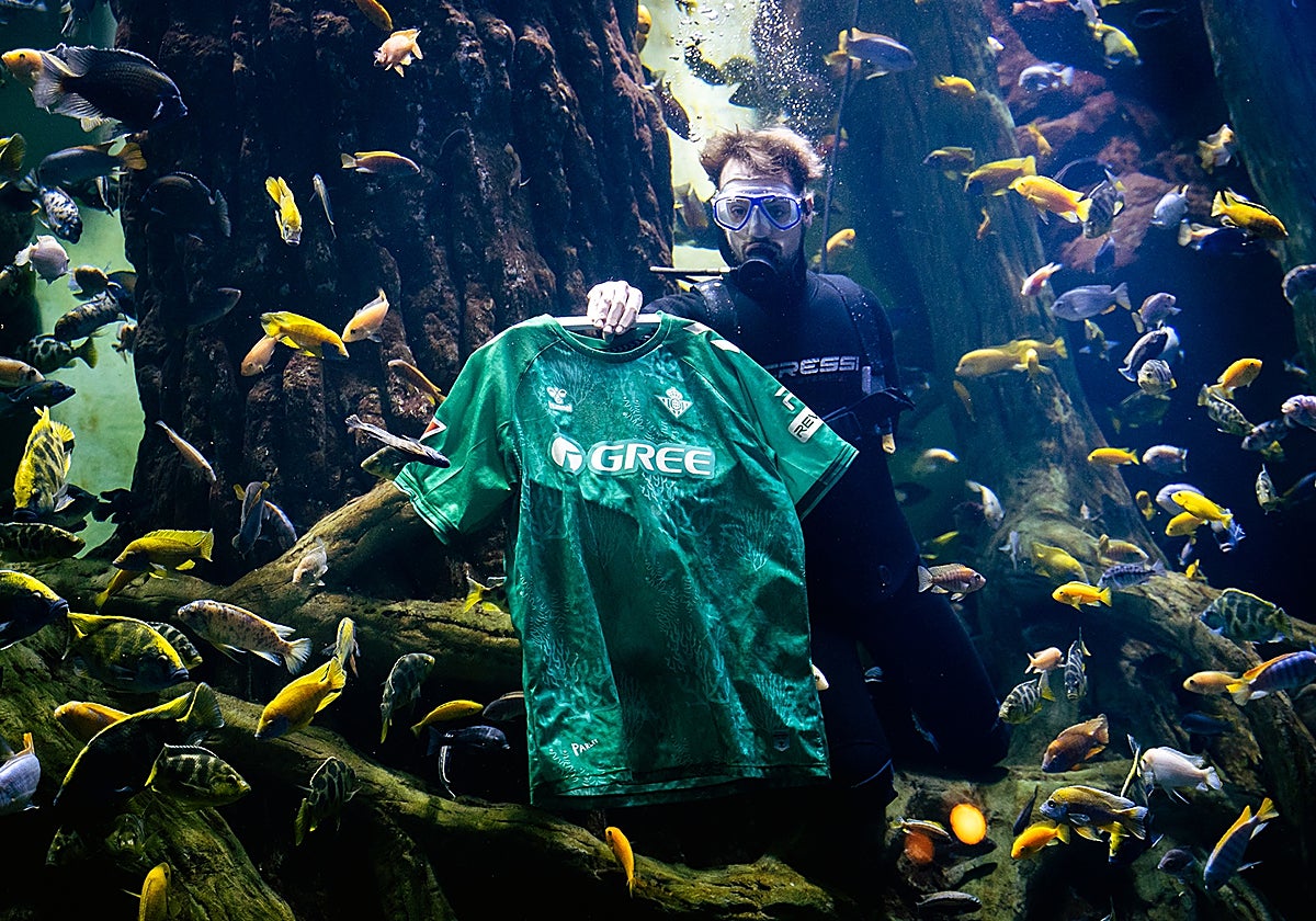 Presentación de la camiseta del Betis, hecha con algas marinas.