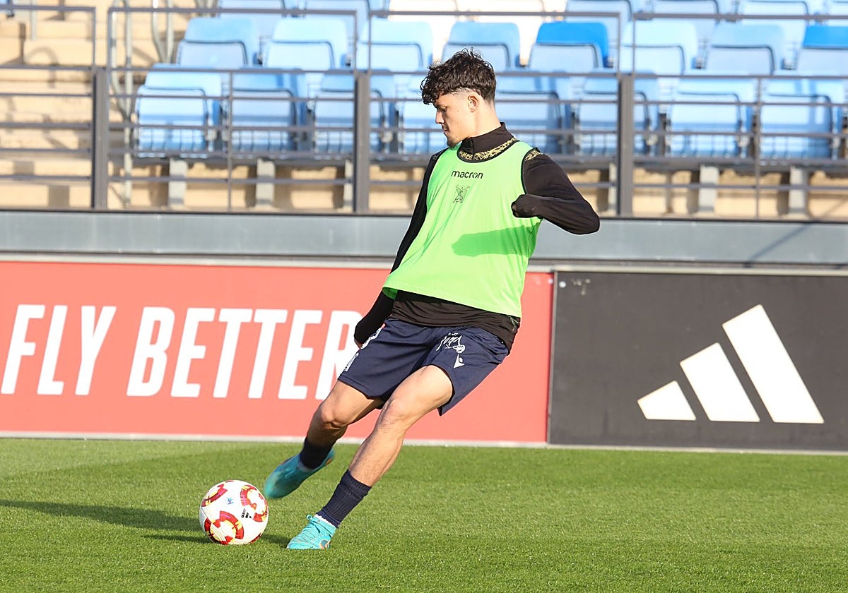 Jude Soonsup-Bell durante un entrenamiento con el Atlético Sanluqueño