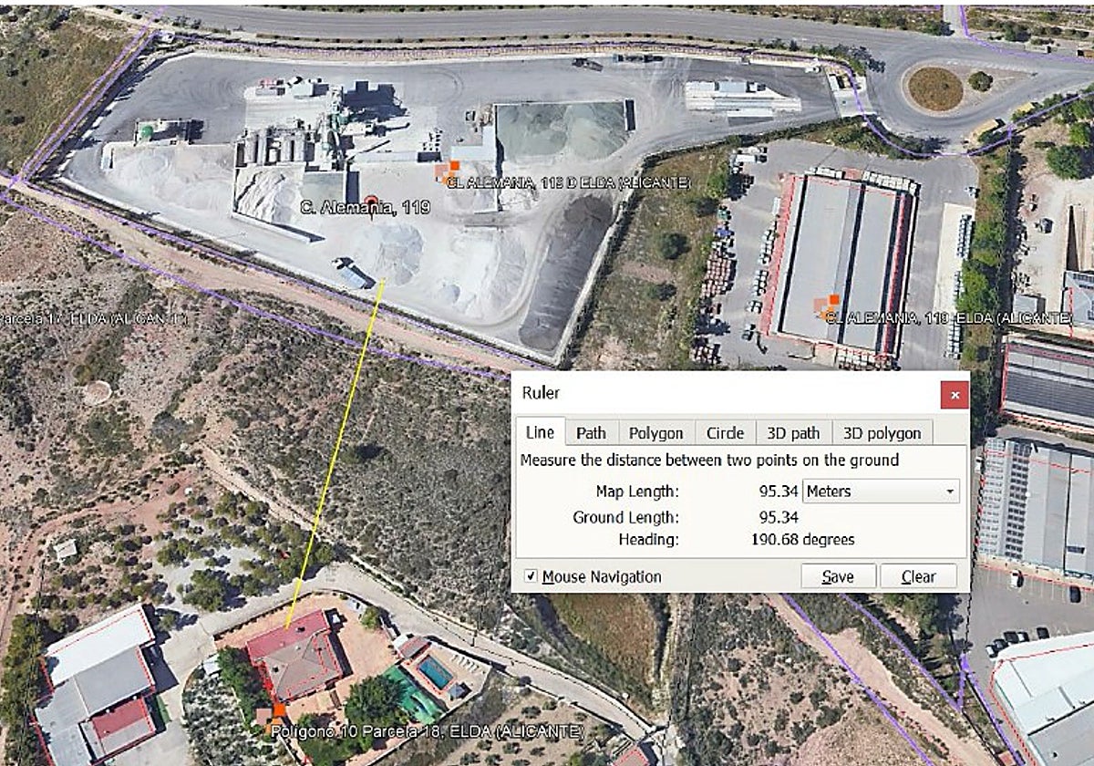 Mapa de Google Earth incluido en el informe de la Universidad de Alicante en el que se ve la proximidad de la fábrica de asfalto de la vivienda del denunciante