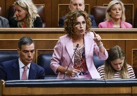 María Jesús Montero y Elías Bendodo se enzarzan a cuenta de la Semana Santa y la Feria de Sevilla