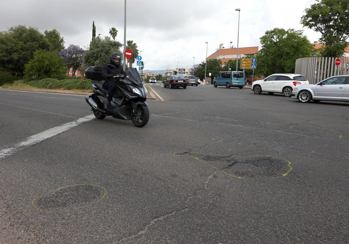 Lugar del accidente mortal en la Glorieta Núremberg del Vial en Córdoba