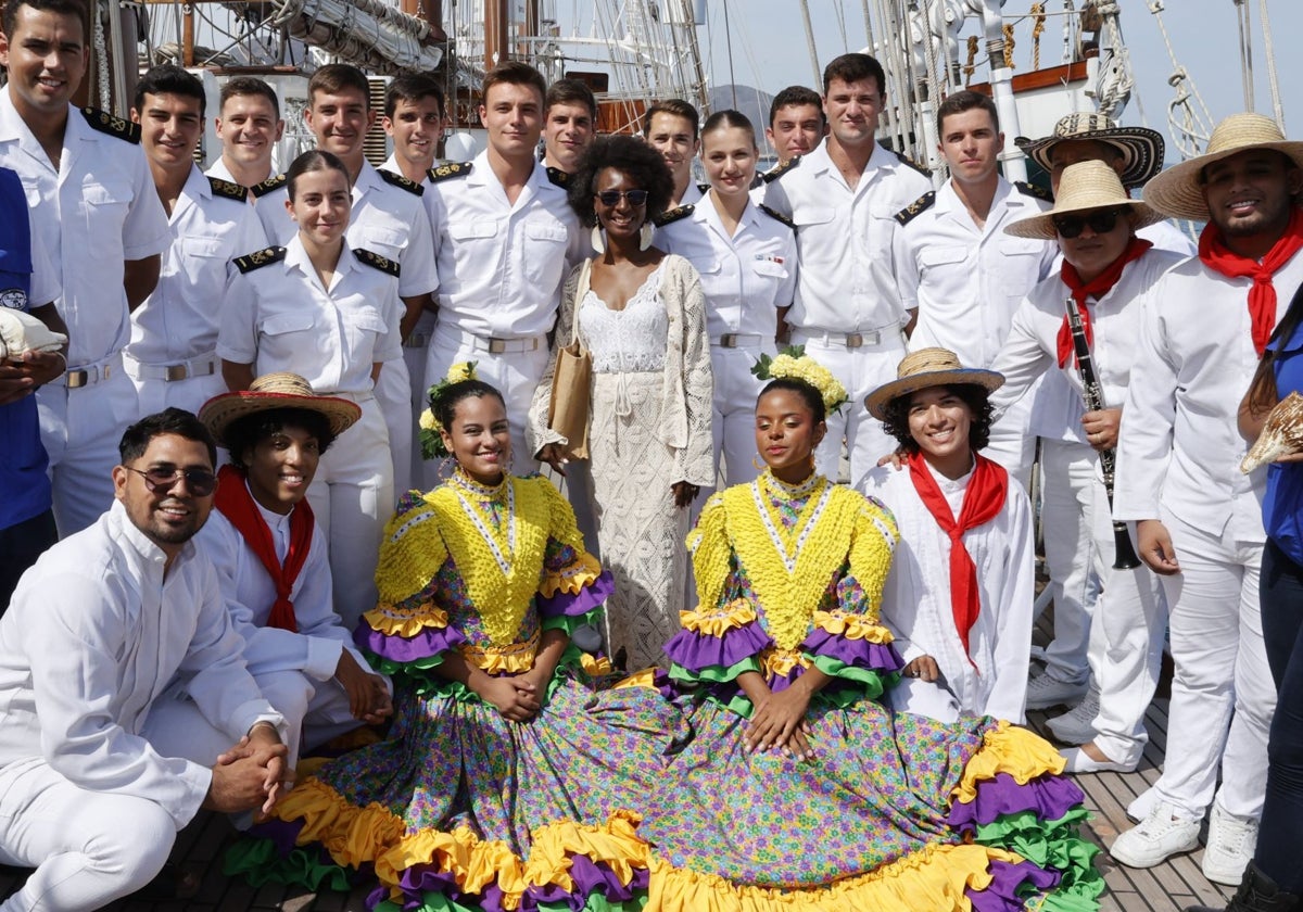La Princesa Leonor, junto a algunos de sus compañeros guardiamarinas y los componentes de la papayera, una agrupación que representa el folclore de la ciudad colombiana de Santa Marta
