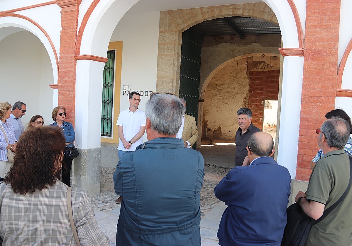 El alcalde, de oscuro a la derecha, este miércoles en El Parador