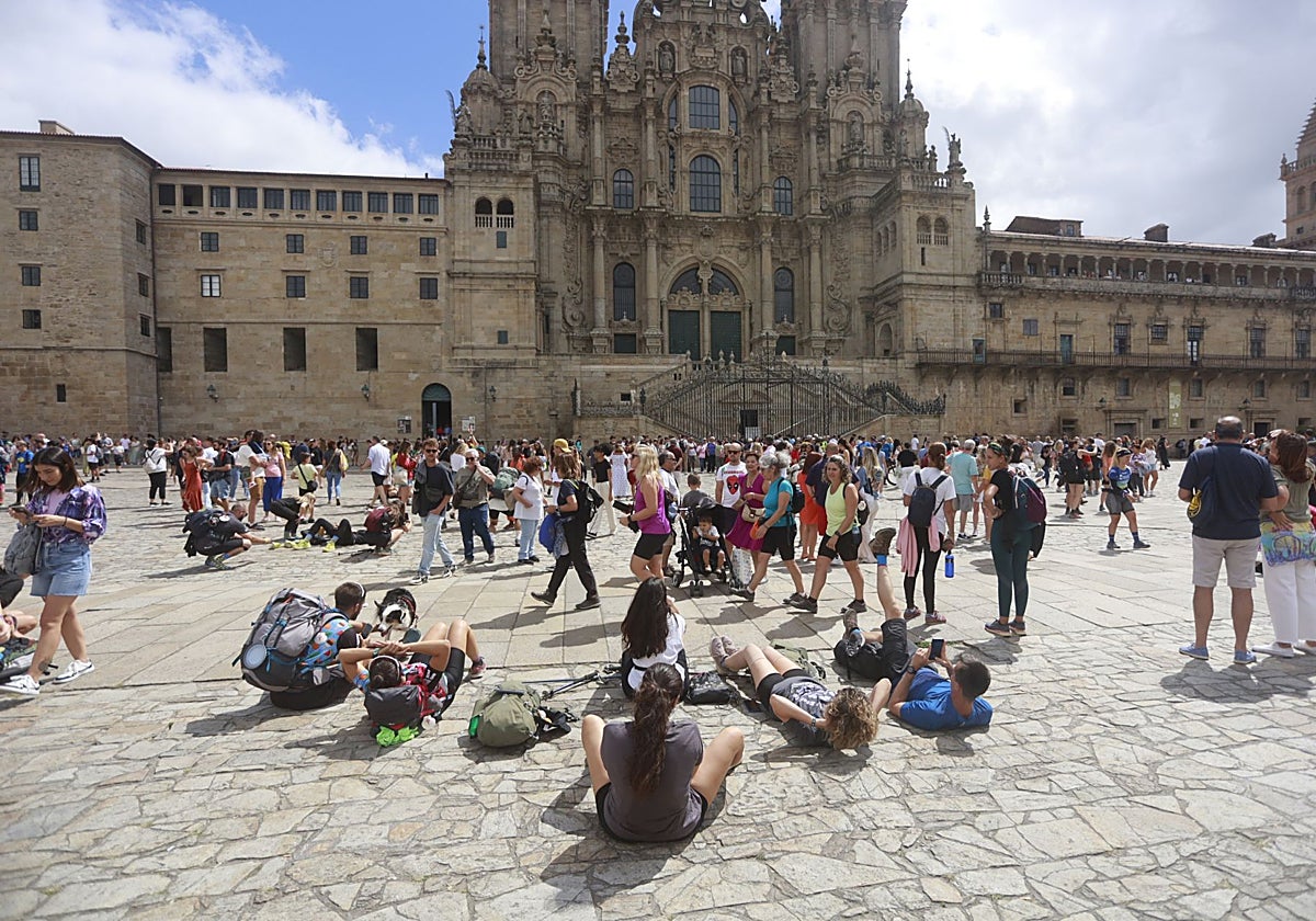 Peregrinos en la Plaza do Obradoiro, frente a la Catedral de Santiago de Compostela