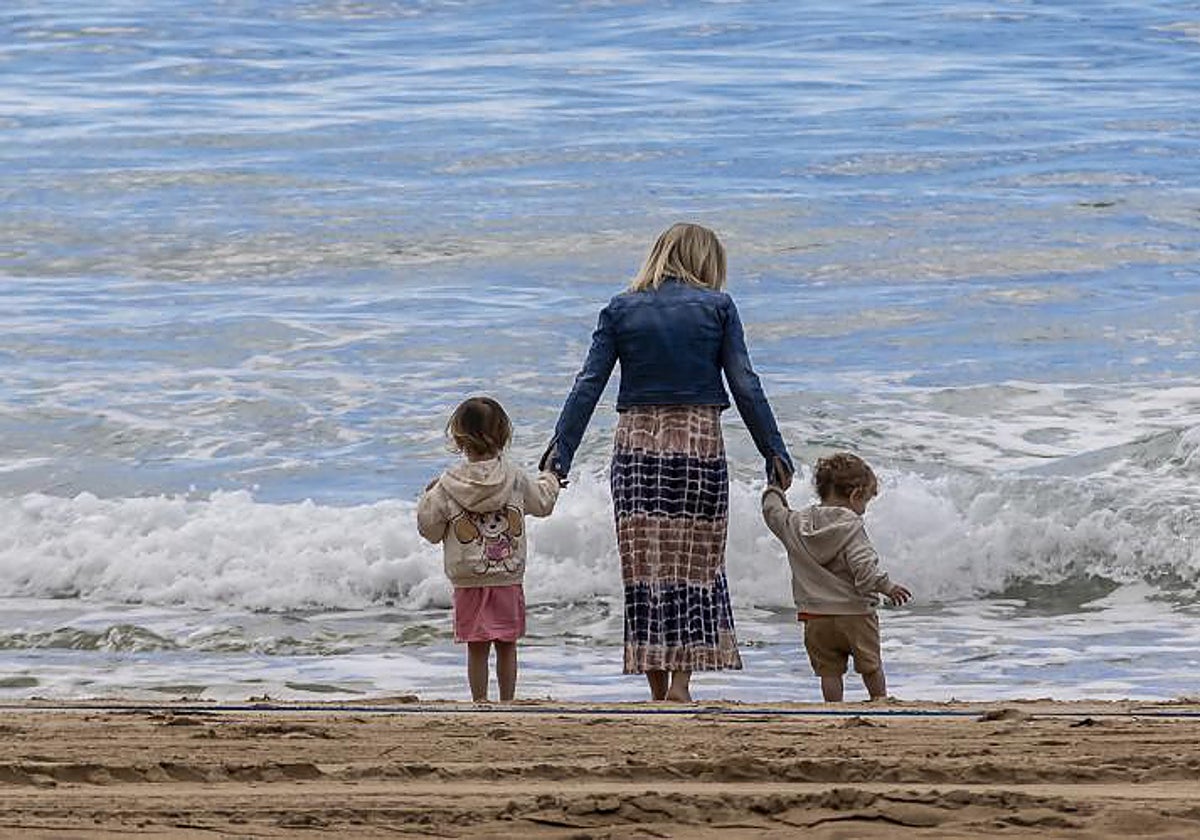 Imagen de archivo de dos niños en una playa de Alicante