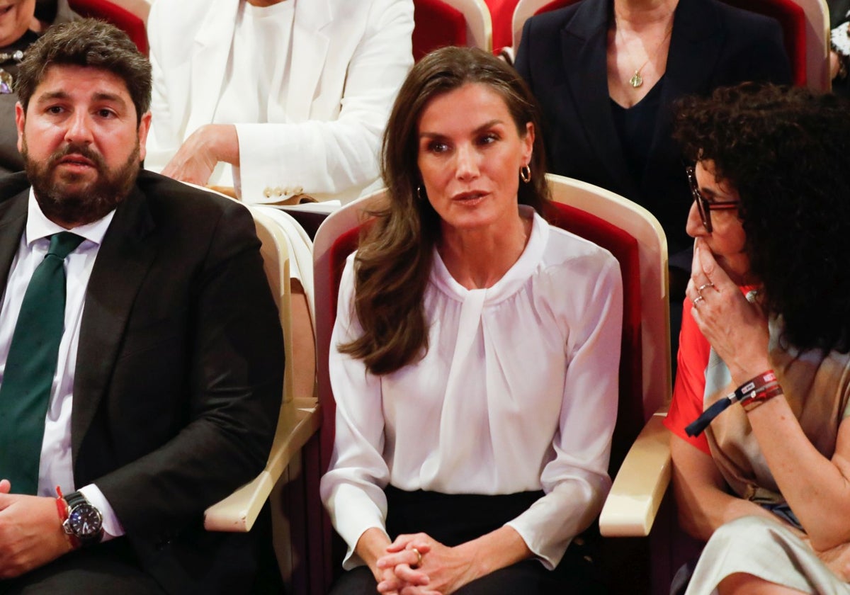 La Reina, junto al presidente de la Región de Murcia, Fernando López Miras, y la presidenta de Cruz Roja Española, María del Mar Pagero