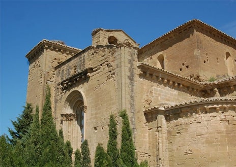 Imagen secundaria 1 - Arriba, estado actual del monasterio. Abajo, imágenes de finales de los 90 e inicios de los 2000, con el cenobio sin reformar