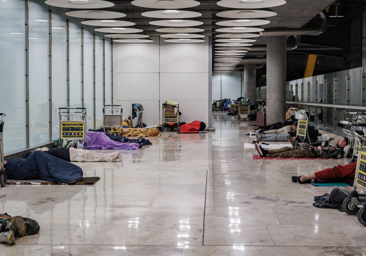 Varias personas pernoctando en las instalaciones de Barajas
