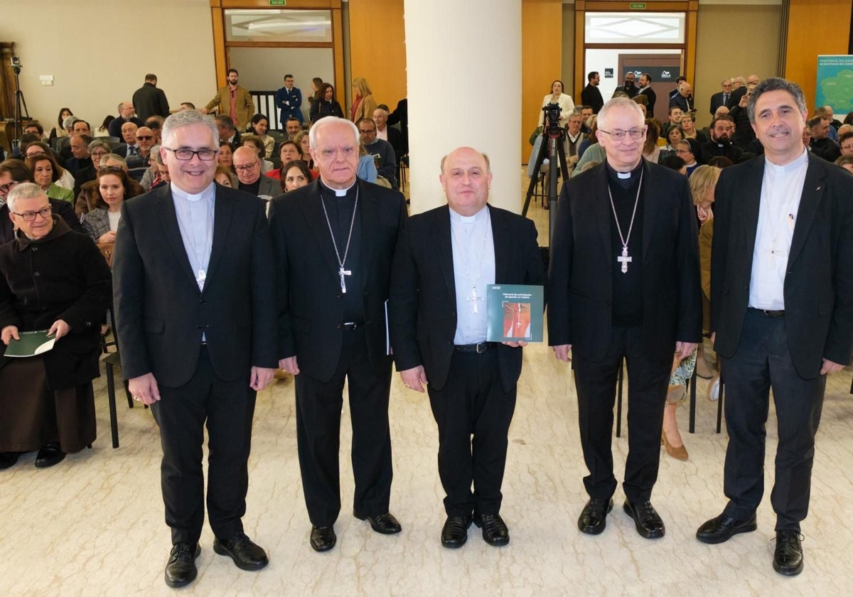 El arzobispo de Santiago (centro), este jueves, junto a los cuatro obispos de las otras cuatro diócesis gallegas