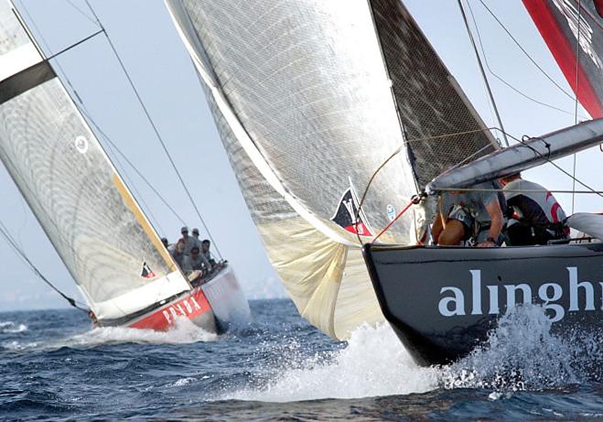 El Alinghi y el Prada durante la Copa América en 2004