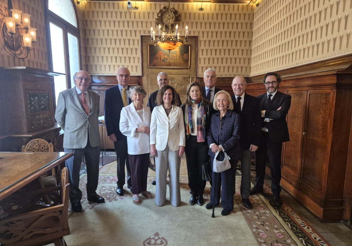 La consejera, con el presidente y socios del Círculo del Liceo