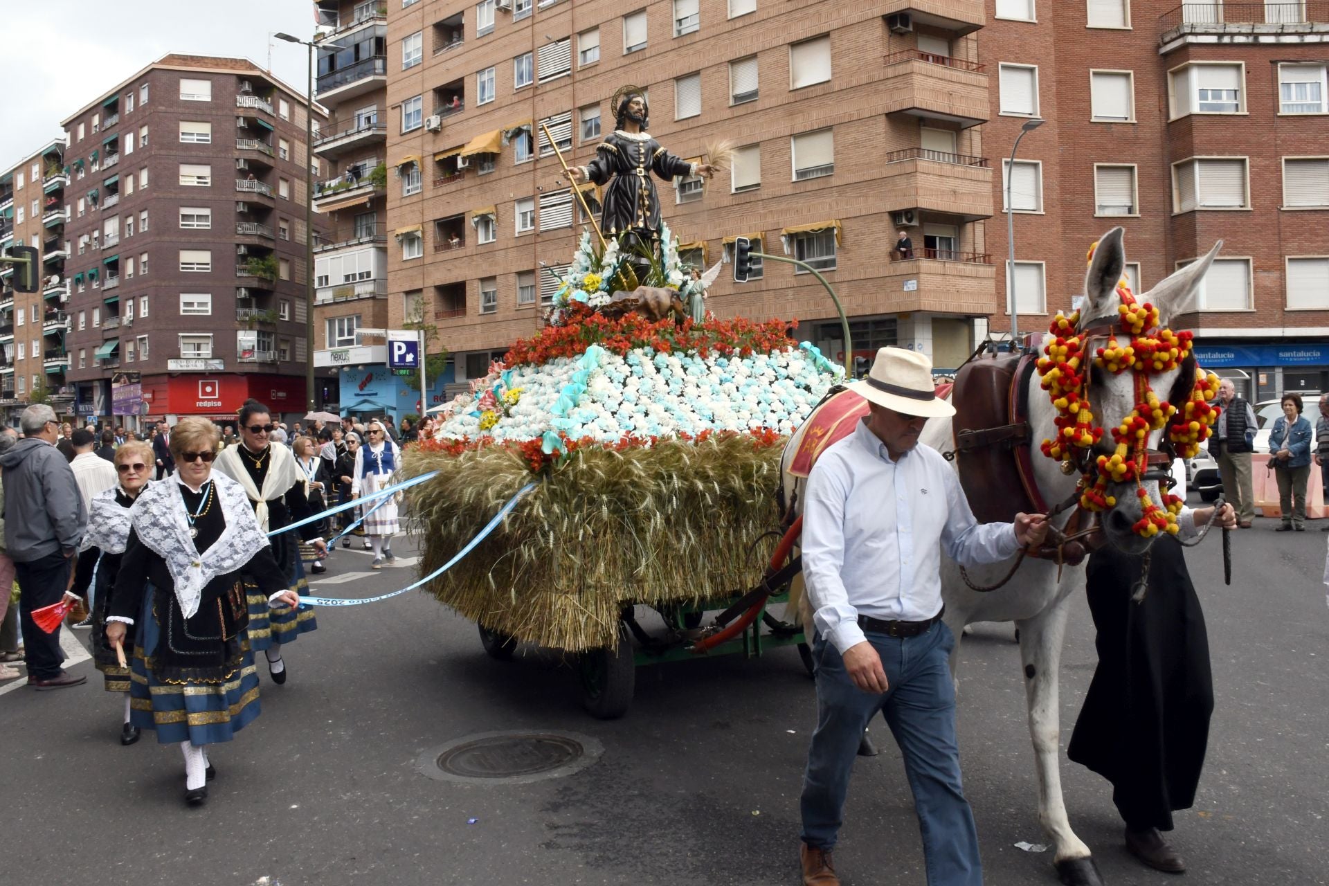 Talavera rinde homenaje a San Isidro con un cortejo multitudinario