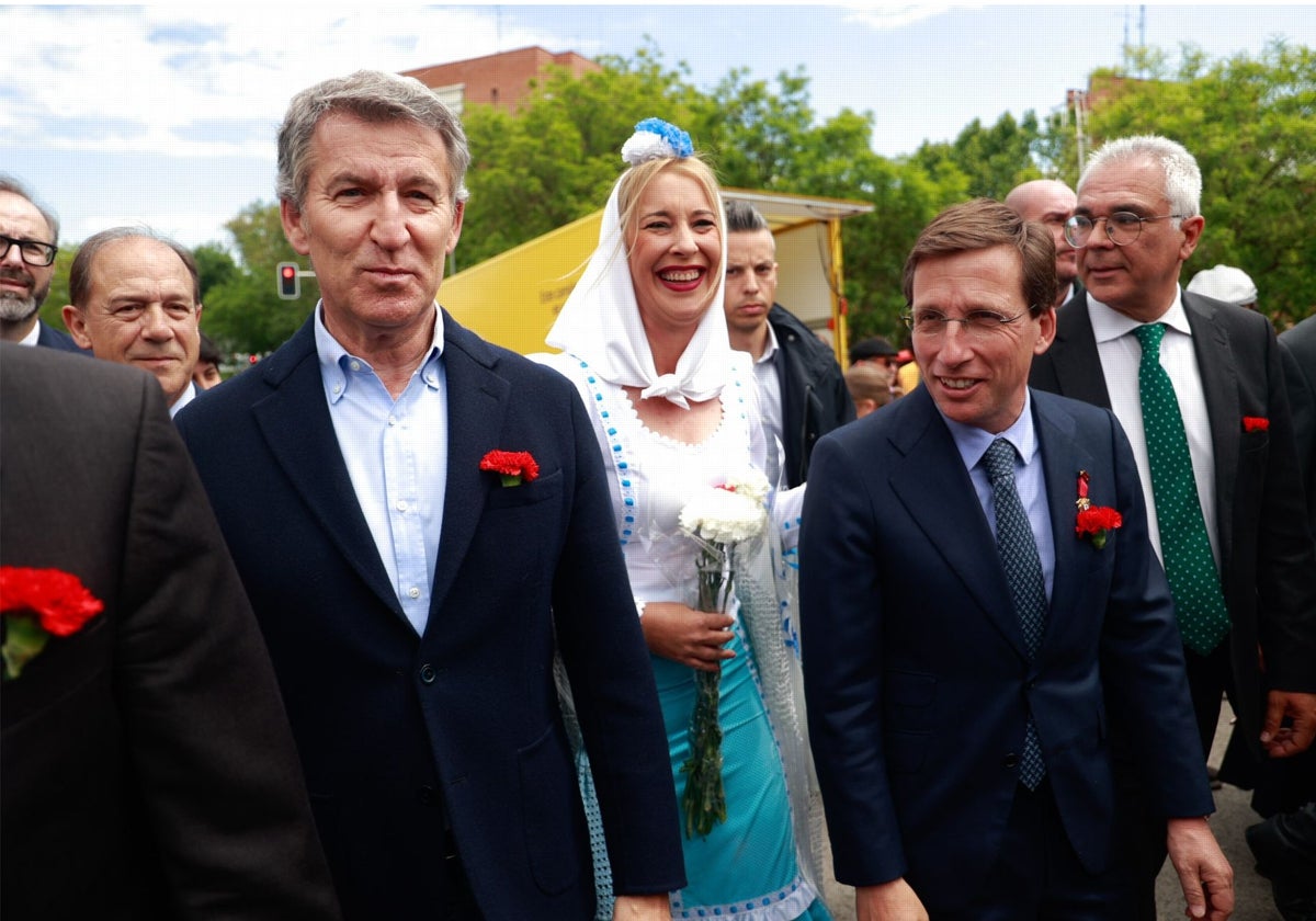 El líder del PP, Alberto Núñez Feijóo, junto al alcalde de Madrid, José Luis Martínez-Almeida, en la Pradera de San Isidro