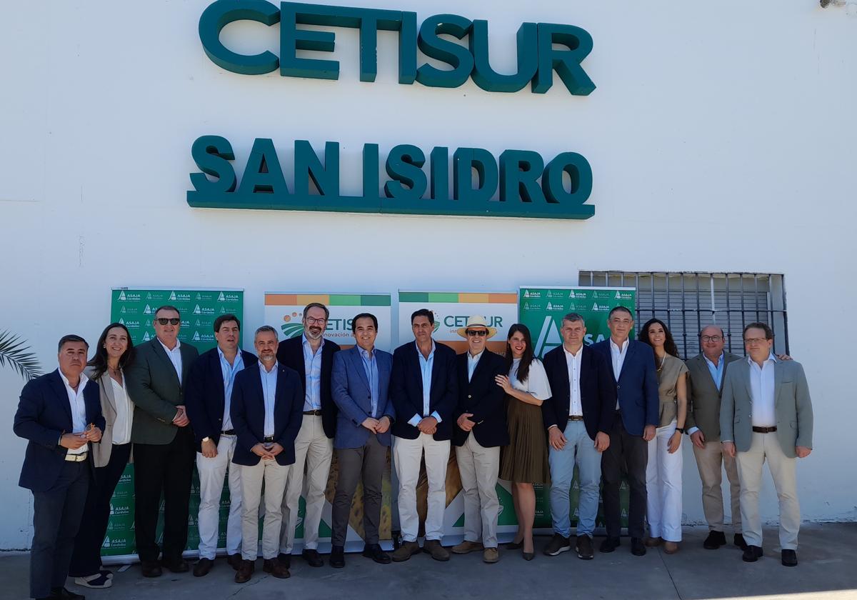 Foto de familia de los responsables de Asaja-Córdoba y de las autoridades en el acto de convivencia