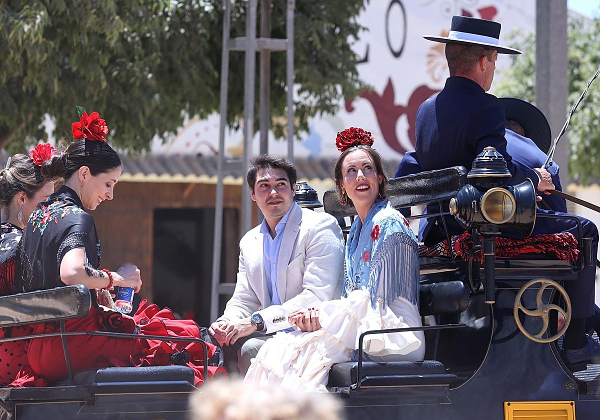 Personas subidas a un coche de caballos durante la feria del año pasado