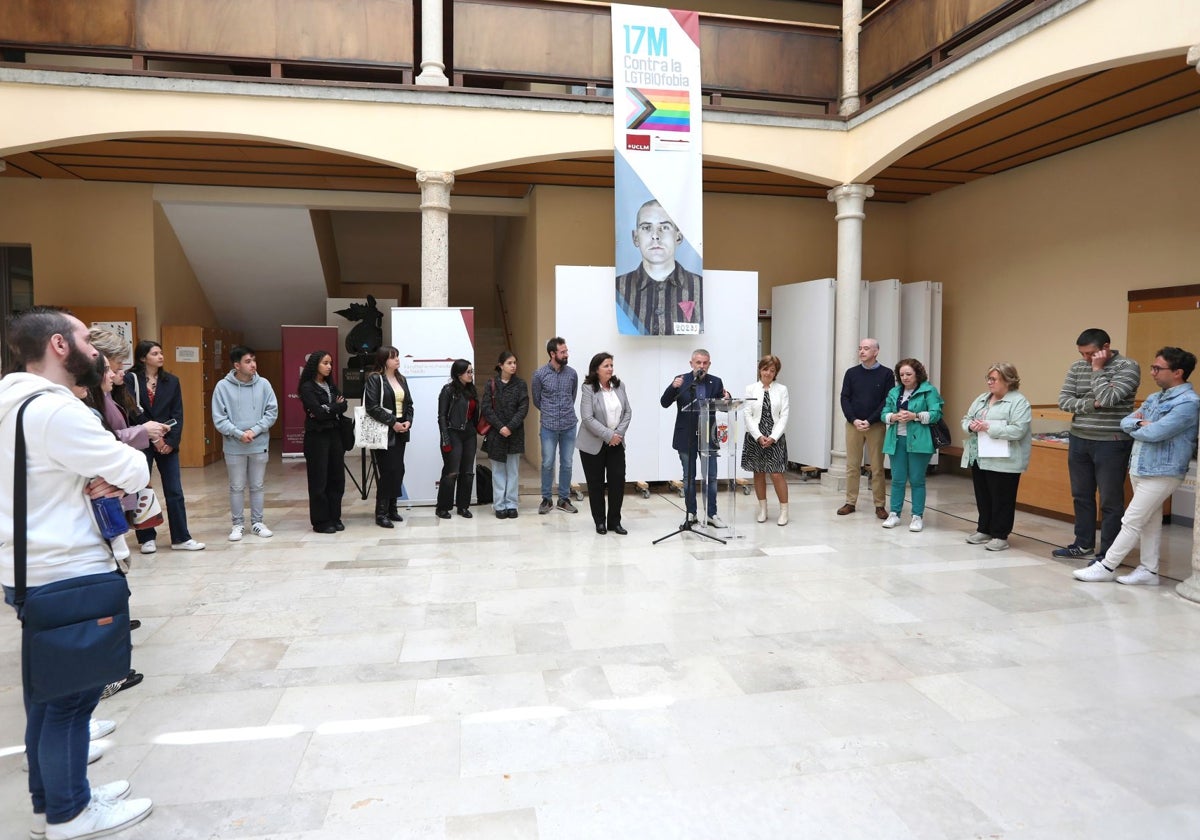 El decano de la facultad de Humanidades durante el acto por el Día Internacional contra la LGTBIQfobia