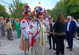 Autoridades junto a danzantes