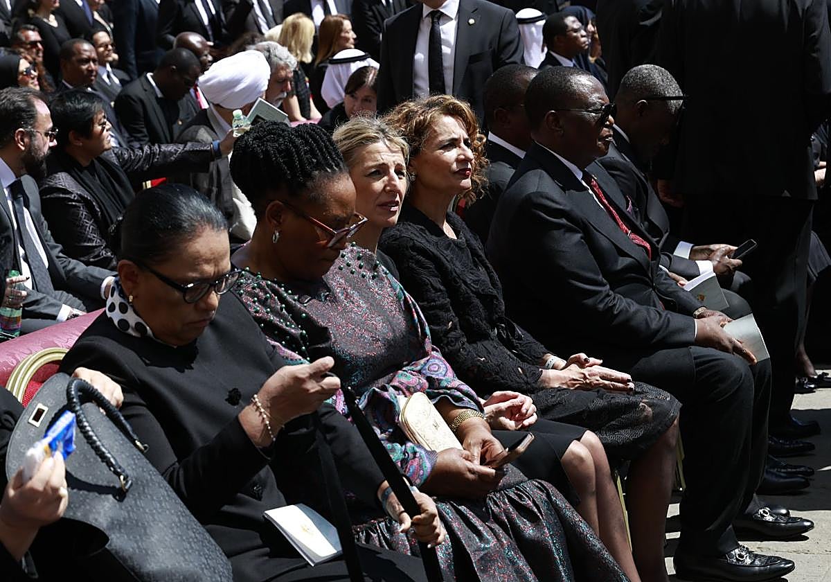 Yolanda Díaz y María Jesús Montero en el funeral del Papa Francisco