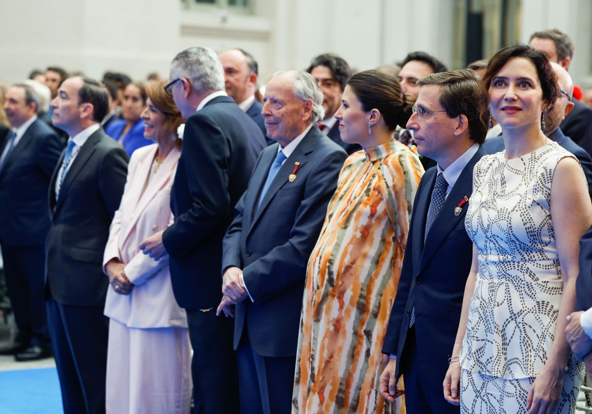 De izquierda a derecha: Carabante, Botella, Gallardón, Álvarez del Manzano, Teresa Urquijo, Almeida y Ayuso, esta mañana, en el patio de cristales de Cibeles
