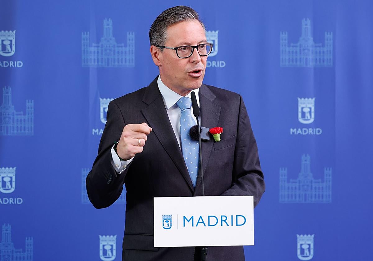 El secretario general del PP en Madrid, Alfonso Serrano, pronuncia un discurso durante el acto de entrega de las Medallas de Madrid