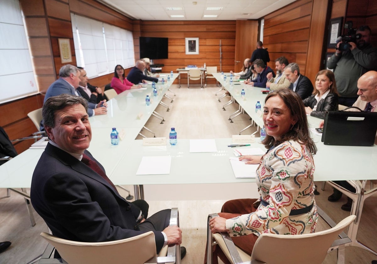 Los consejeros María González Corral y Carlos Fernández Carriedo, durante la reunión con los representantes de las denominaciones de origen vitivinícolas