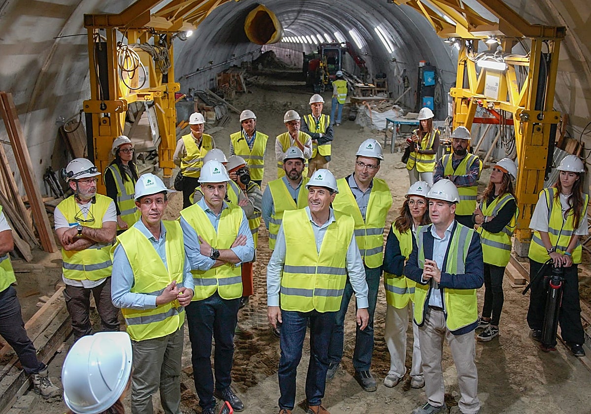El delegado del Gobierno en Andalucía, Pedro Fernández, en el túnel del AVE en Viator durante la visita