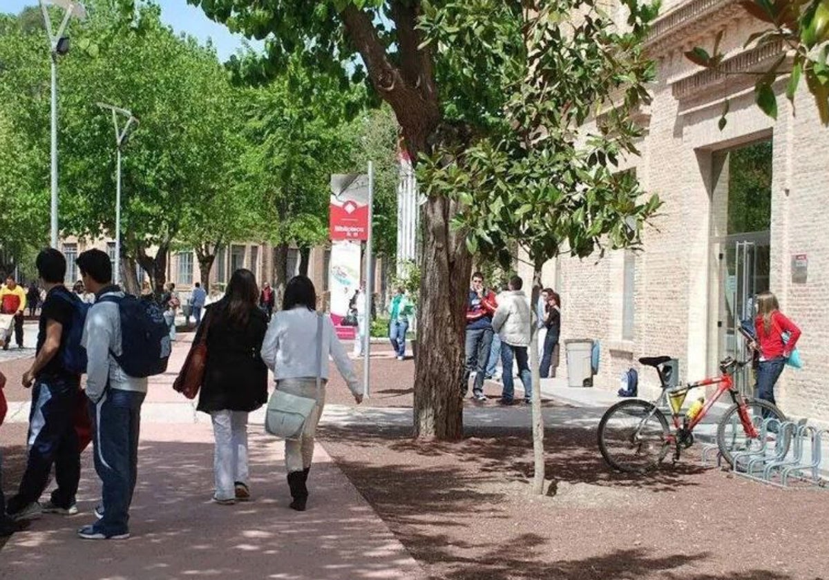 Estudiantes en el campus de la Fábrica de Armas (Toledo)