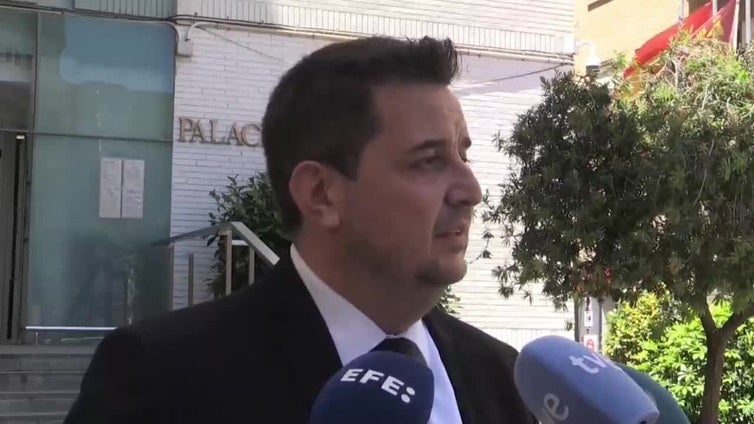La cirujana denunciada dice que supervisó las operaciones pero no las ejecutó