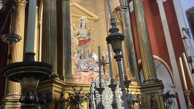 El Arcángel San Rafael, sobre la peana procesional, en su camarín en la iglesia del Juramento, este jueves