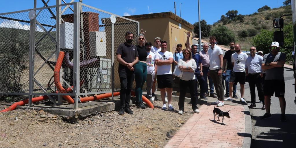 Tensión en Encinares de Alcolea: 70 familias hacen guardia para que no les corten la luz y Endesa señala que la instalación es «muy peligrosa»