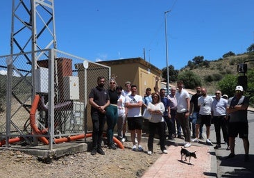 Tensión en Encinares de Alcolea: 70 familias hacen guardia para que no les corten la luz y Endesa señala que la instalación es «muy peligrosa»