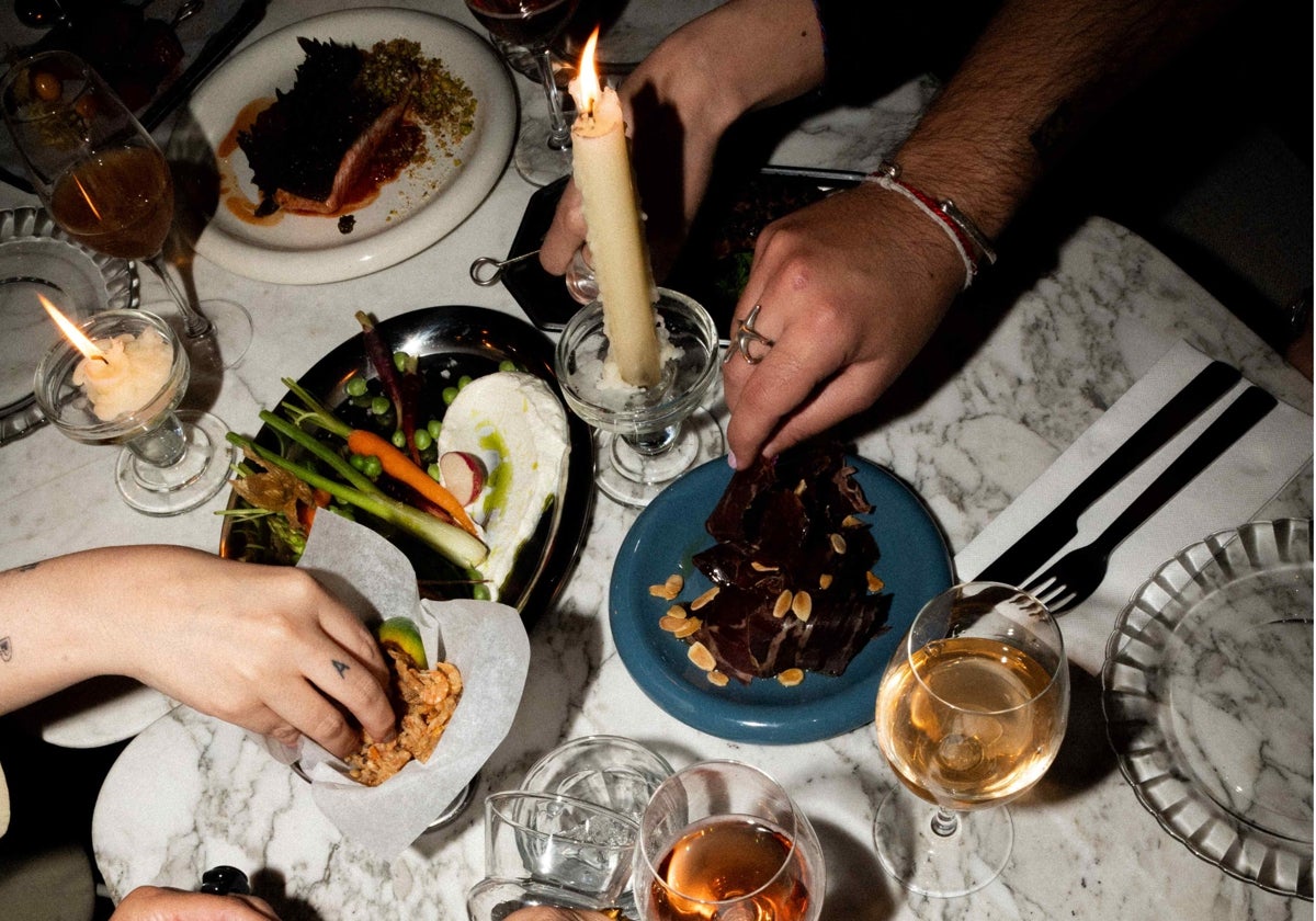 Delicias de la gastronomía turca compartidas a la luz de velas y la Luna en la terraza de un restaurante de hotel situada en su patio interior