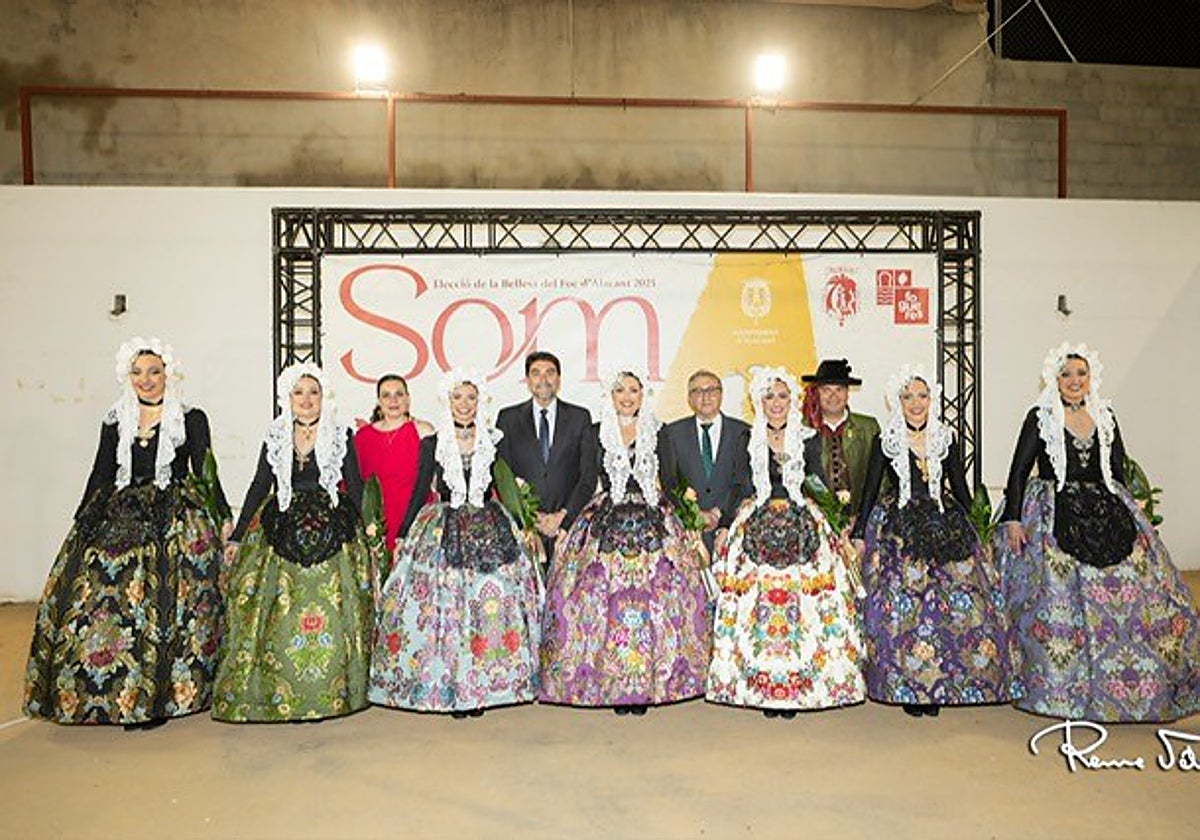 Imagen de la bellea del foc 2025 junto a su corte