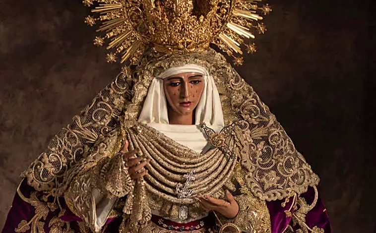 Imagen principal - Arriba, la Esperanza de Triana. Abajo a la izquierda, el Cristo Yacente de Ronda en su urna procesional. A la derecha, un crucifijo sobre el pecho de un andaluz