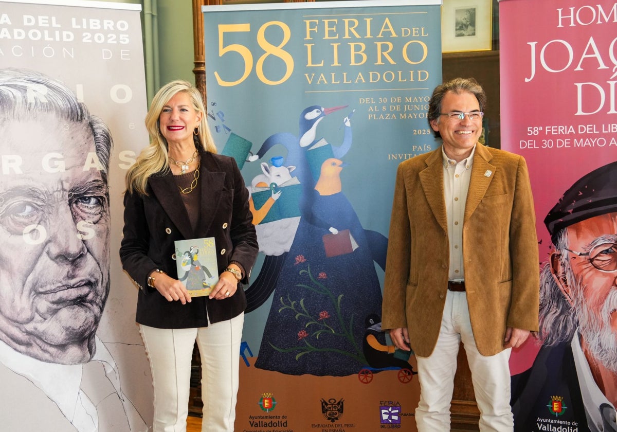 La concejal Irene Carvajal y el director de la Feria del Libro de Valladolid, Pedro Ojeda, durante la presentación del certamen