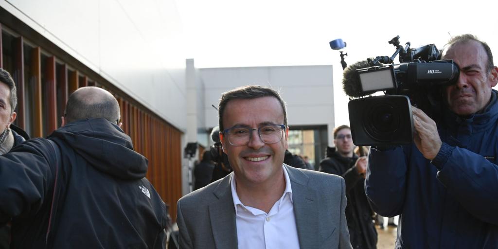 Gallardo cambia de opinión y anuncia que entrará en la Asamblea de Extremadura, pese a que su causa judicial sigue abierta