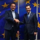 Juanma Moreno junto al comisario europeo de Agricultura, Christophe Hansen, en Bruselas