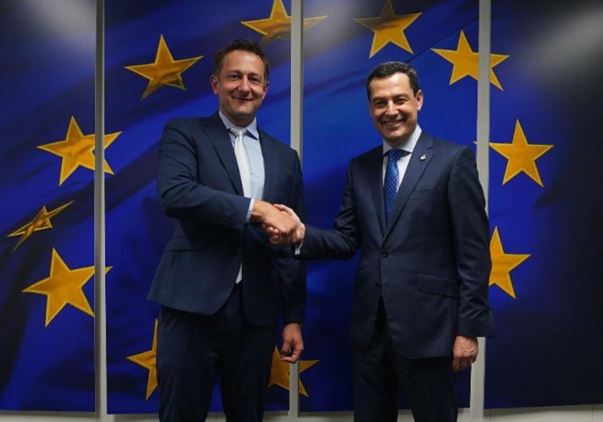 Juanma Moreno junto al comisario europeo de Agricultura, Christophe Hansen, en Bruselas