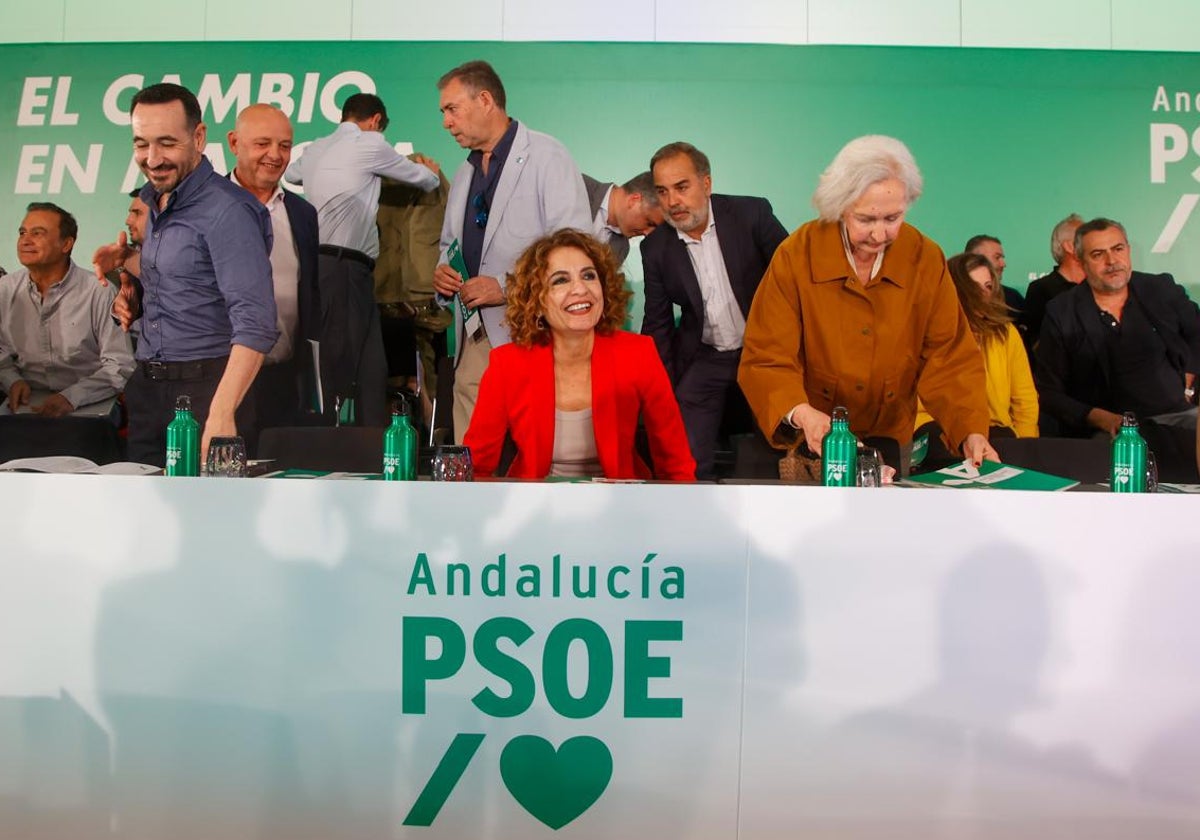 María Jesús Montero, en el centro, en su primer Comité Director como secretaria general del PSOE andaluz este viernes en San Juan de Aznalfarache (Sevilla)
