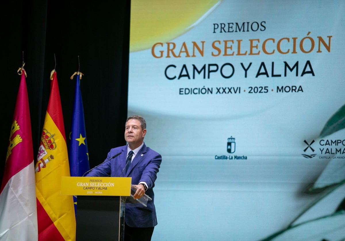 El presidente regional durante su intervención en el Teatro Principal de Mora