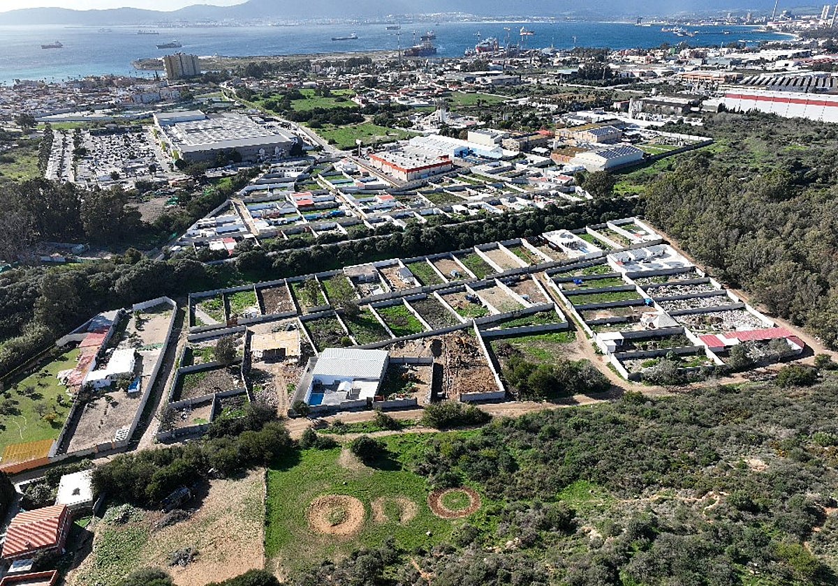 Vista aérea e las parcelaciones paralizadas en La Línea de la Concepción, Cádiz