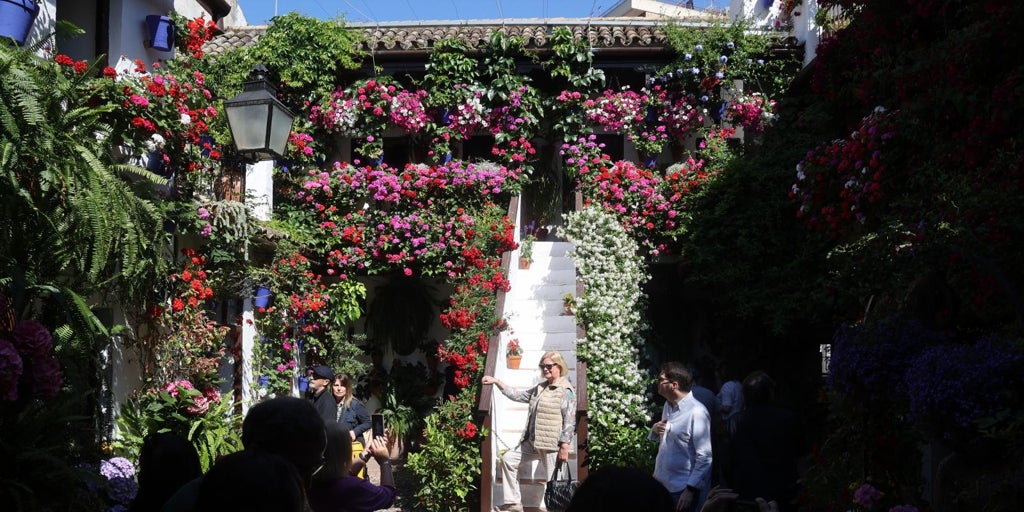 Famosos en los Patios de Córdoba: «Desde la visita de los Reyes la escalera está cerrada porque el trasiego la reventaría»