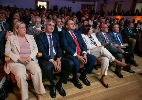 Imagen secundaria 1 - Entrega de los Premios ´Gran Selección Campo y Alma 2025´, unos galardones que han alcanzado su edición número 36 en una gala celebrada en el Teatro Principal de Mora., y en la que el presidente Emiliano García-Page valoró el peso del sector primario en la economía regional. Arriba, entrega de uno de los premios. Sobre estas líneas, Page junto al alcalde de Mora, Emilio Bravo, y la secretaria de Estado de Agricultura, Begoña García Bernal