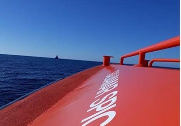 Rescatan a tres tripulantes de un pesquero hundido frente a las costas de Almería