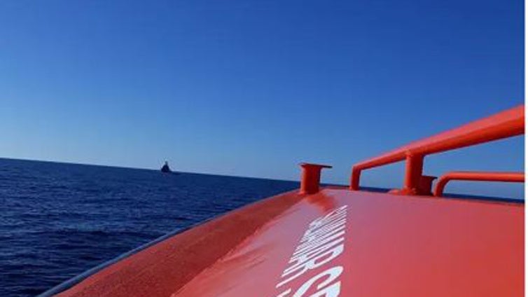 Rescatan a tres tripulantes de un pesquero hundido frente a las costas de Almería