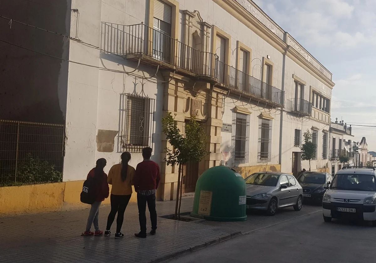 Fachada del edificio en el que se construirá el nuevo teatro de Aguilar de la Frontera