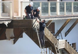 Trabajos para colocar una escalera para descender al yacimiento del Templo Romano