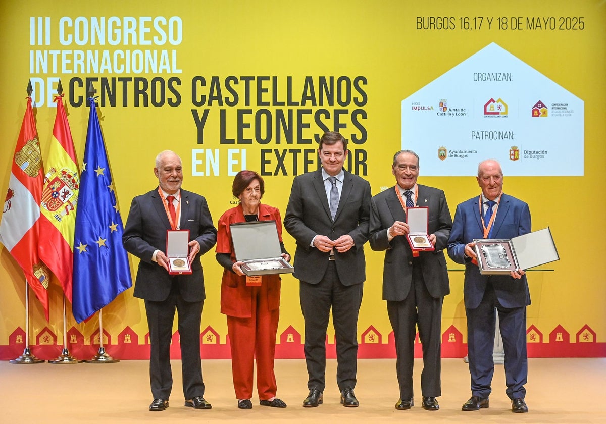 Fernández Mañueco, junto a los premiados en el congreso que se celebra en Burgos