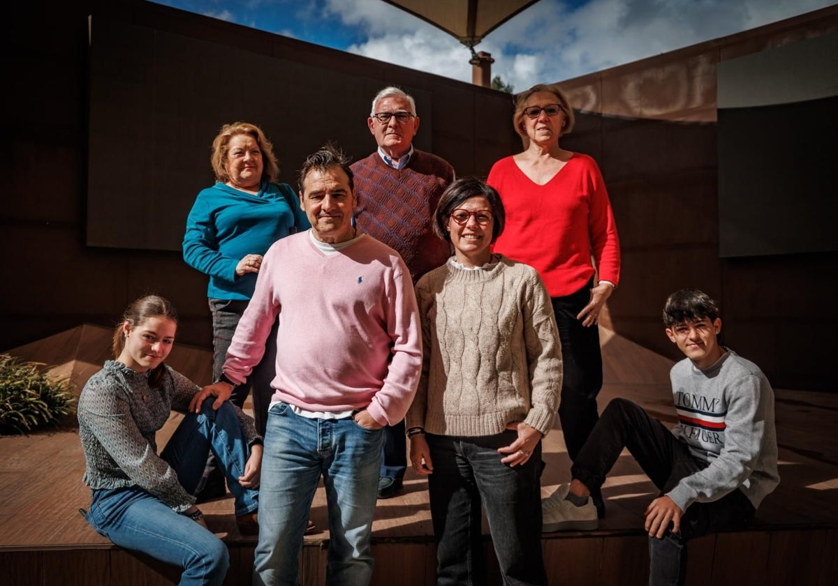 Iñaki Mira y Lorena Abad, con sus hijos Lorena y Jorge; detrás, los abuelos: Isabel, José Luis y Ana