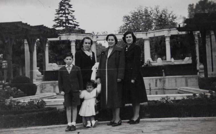 Imagen principal - Imágenes del álbum familiar de los Mora Abad, en diversos rincones de Madrid
